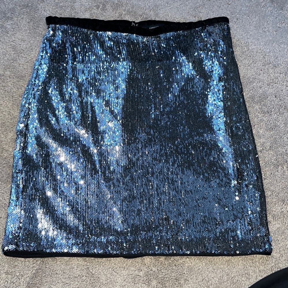 🤍silver skirt! zipper works! super stylish! never worn! goes well with lots! 🤍